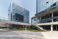 Das Bild zeigt zwei Bürogebäude mit den Fenster Fassaden. 