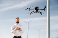 Mann fliegt eine ferngesteuerte Drohne